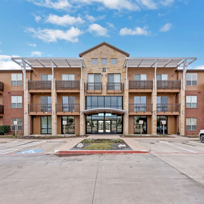 Gateway Cedars apartment exterior building with ample parking