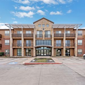 Gateway Cedars apartment exterior building with ample parking